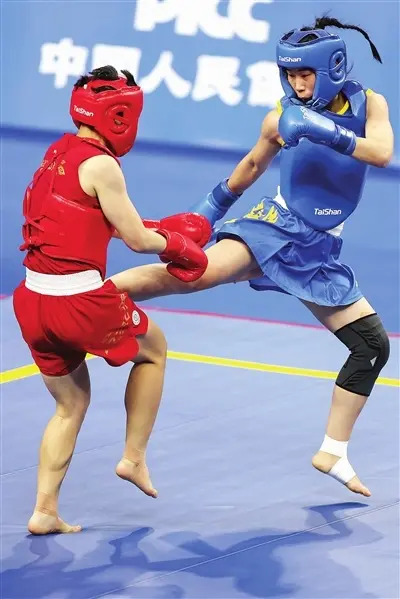 陈梦粤戴着, 兴奋地为她, 世运会男子 陈梦粤戴着, 兴奋地为她, 世运会男子