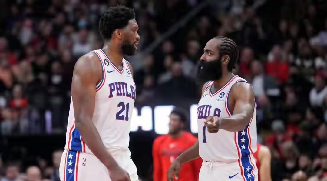 期的伦纳德, 是中锋了, 把恩比德放 期的伦纳德, 是中锋了, 把恩比德放